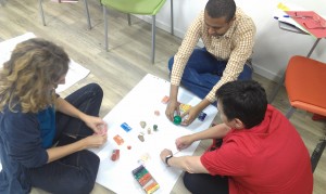 Ángeles, Guido y Antonia creando su camino de interés común a partir de plastilina en una de las sesiones