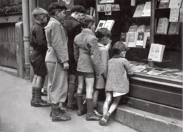 Niños mirando un escaparate