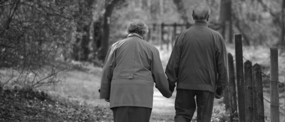 ancianos caminando